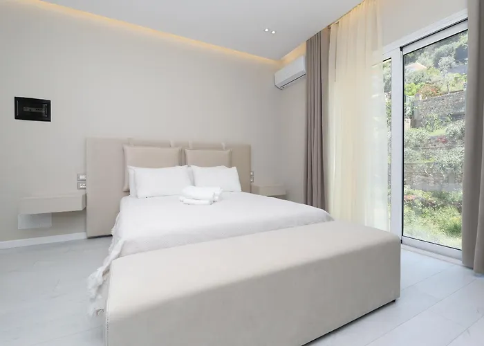 Christianna Free Parking 3* Vlorë